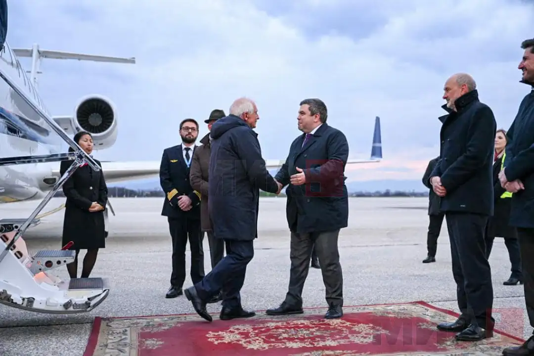 - Nënkryetari i Komisionit Evropian dhe përfaqësues i lartë për Punë të Jashtme, Zhozep Borel dhe eurokomisari për Zgjerim, Oliver Varheji sonte mbërritën në Shkup, ndërsa në aeroportin e Shk