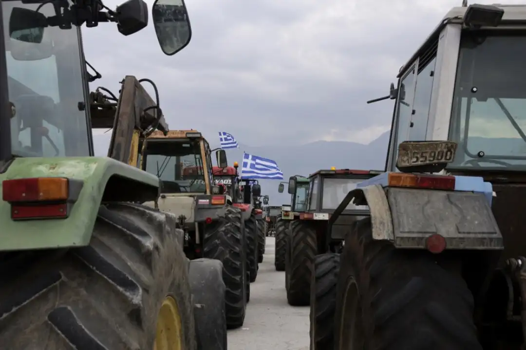 Во периодот од 12 до 16 и од 18 до 22 часот по локално време се очекува и денеска грчките земјоделци да го блокираат граничниот премин Евзони за влез и излез од Грција кон нашата земја, со шт