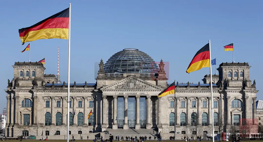 Германскиот Бундестаг заедно со трите Берлински универзитети секоја година доделува стипендии на дипломирани младинци да учествуваат во петмесечна програма за запознавање со политичкото одлуч