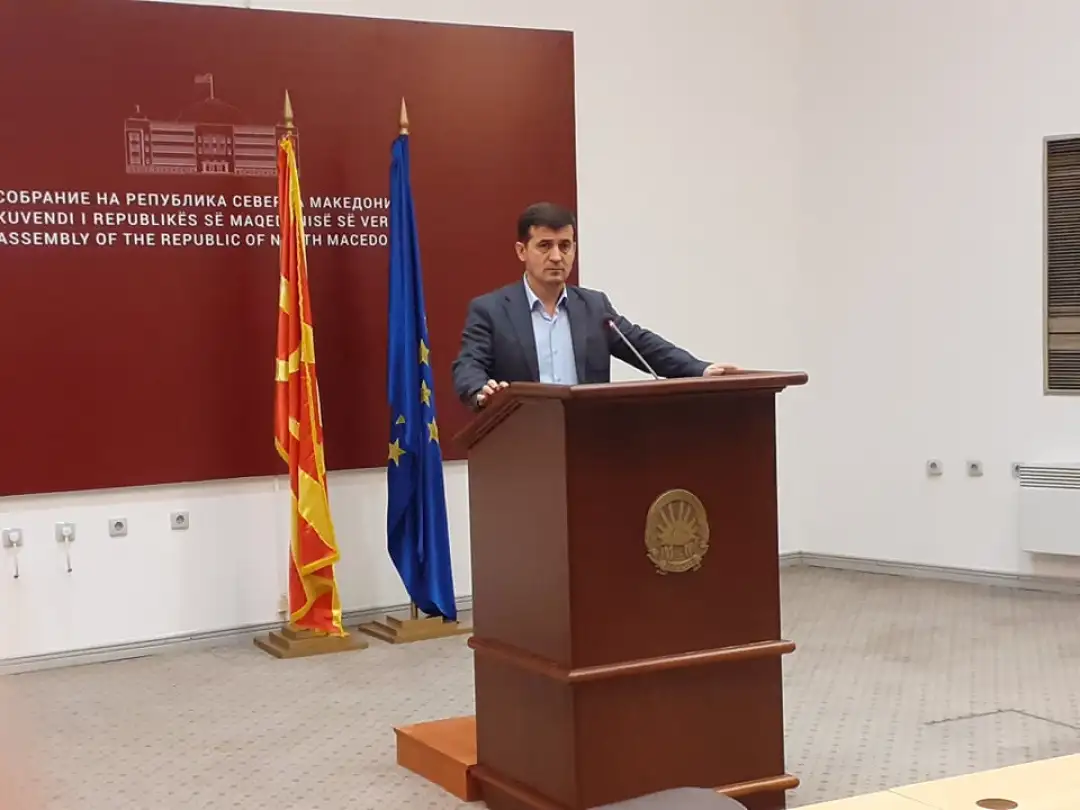 Пратеникот Фадил Зендели од Беса денеска изјави дека ќе приуствува на средбата на работните групи за законот за јавно обвинителство, но, како што кажа, тие се поканети со задоцнување во овие 