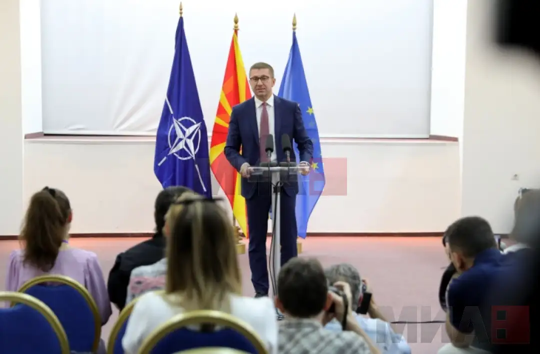  VMRO-DPMNE-ja është e gatshme të hyjë në qeveri me LSDM-në dhe partitë tjera politike, por pa pjesëmarrjen e BDI-së në atë qeveri, deklaroi sot kryetari i partisë Hristijan Mickoski pas taki