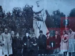 Лика Лопова (втора одлево) со другите роднините на Гоце преg споменик во Скопје