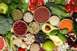 Кога човекот има побавен метаболизам, може да доживее работи како што се зголемување на телесната тежина, замор или сува кожа. Постојат некои фактори кои влијаат на брзината или забавувањето 