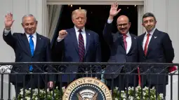 (L-R)Israeli Prime Minister Benjamin Netanyahu, US President Donald Trump, Bahrain Foreign Minister Abdullatif al-Zayani, and UAE Foreign Minister Abdullah bin Zayed Al-Nahyan wave from the Truman Balcony at the White House after they participated in the signing of the Abraham Accords where the countries of Bahrain and the United Arab Emirates recognize Israel, in Washington, DC, September 15, 2020. - Israeli Prime Minister Benjamin Netanyahu and the foreign ministers of Bahrain and the United Arab Emirates arrived September 15, 2020 at the White House to sign historic accords normalizing ties between the Jewish and Arab states. (Photo by SAUL LOEB / AFP) (Photo by SAUL LOEB/AFP via Getty Images)