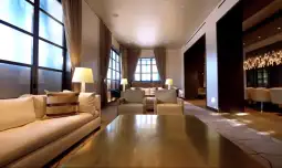 Познатиот американски рагбист Том Брејди и неговата партнерка, бразилската манекенка и глумица Жизел Бундшен, го продадоа својот луксузен стан во Њујорк.