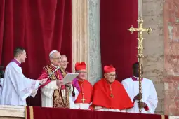 Американецот Роберт Франсис Превост е избран за нов папа и го одбра името Лав XIV, соопшти кардиналот Доминик Мамберти пред собраните верници на плоштадот „Свети Петар“.