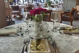 Американското здружение на ресторани побара од Белата куќа и Конгресот пакет помош во висина од 455 милијарди долари бидејќи секторот може да ги изгуби речиси половина од вработените и најмал