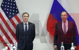 Високи американски и руски дипломати денеска ќе одржат нова рунда разговори за украинската криза, додека Русија продолжува да распоредува големи воени сили на границата со поранешната советск