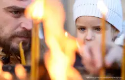 На Божик се сеќаваме на Христовото раѓање. Го славиме Господа Исуса Христа. Го славиме Неговиот роденден.