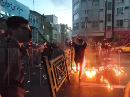 Демонстранти во Техеран и во други ирански градови, денеска запалија полициски станици и возила
