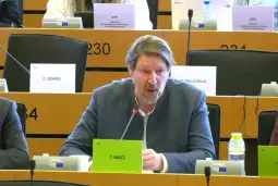 Томас Вајц Уставните измени значат вклучување на неколку малцинства во Уставот на Северна Македонија, и само сакам да разјаснам едно, ова е барање што Северна Македонија треба да го исполни во согласнос