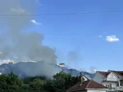 Два авиона „Ер трактор“ за Дирекцијата за заштита и спасување и еден полициски хеликоптер интервенираат во гаснење на големиот шумски пожар над село Отовица што изби попладнево.