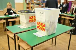 Во општините Охрид и Дебрца сите избирачки места се отворени, а гласањето и изборниот процес се одвива непречено и без какви било нерегуларности.