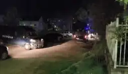 Со три полициски возила и придружба во Основното јавно обвинителство во Кочани вечерва околу 21.30 часот беа донесени првите неколкумина осомничени од проширената истрага за пожарот во дискот