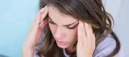 главоболка, страв, загриженост Иако ваквата состојба не секогаш доведува до анксиозност, тоа се случува, па има неколку клучни начини како да ја избегнете, а тие вклучуваат - добро хранење, излегување надвор, „одмор“ од те