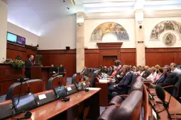 Претседателот на Собранието Африм Гаши ја закажа седницата за избор на новата Влада во сабота во 11 часот.  Мандатарот и лидер на ВМРО-ДПМНЕ, Христијан Мицкоски, вчера во законодавниот дом го