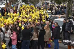 Над 500 деца на возраст од 3 до 18 години годинава учествуваа на Бадниковата поворка што ја организира Црковниот храм „Св. великомаченик Георгиј“ од Кочани.