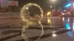 Главниот град денеска блеснува со новогодишен сјај токму според времето коешто претходно беше најавено од страна градоначалничката на Град Скопје, Данела Арсовска, дека градот ќе блесне на 15