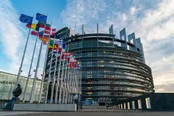 Европарламент И покрај повикот на претседателот на Франција Емануел Макрон за враќање на пленарните сесии на Европскиот парламент во Стразбур „од октомври“, првата октомвриска сесија ќе се одржи во Брисел