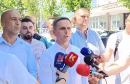 Градоначалникот Тетово заедно со началникот на СВР Тетово и директорот на ЈП „Градски паркинг“ денеска на булеварот „Илинден“ извршија надзор на состојбите во сообраќајот, по вчерашната одлук