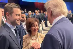 Претседателката на државата Гордана Сиљановска-Давкова денеска  имала кратка средба со американскиот претседател Доналд Трамп во Хаг, каде што се одржува Самитот на НАТО. 