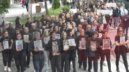 „Системот убива – институциите молчат“ беше мотото на денешниот, шести протестен „Марш за ангелите“ во Кочани што го организираа семејствата на починатите во пожарот во клубот „Пулс“.