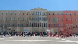 На почетокот на месецов Грција укина голем дел од рестрикциите за спречување на ширењето на Ковид-19, а единствената мерка што сè уште е во сила е маската во затворени простори, јави дописнич