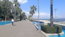 Можеби впечатокот е дека ситуацијата во Република Кипар е тензична, но во градот Лимасол, во непосредна близина на британските воени бази, каде што ноќта меѓу неделата и понеделникот, беше из