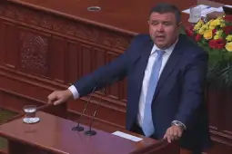 мицевски Пратеникот од ВМРО-ДПМНЕ Никола Мицевски денеска, во рамки на собраниската седница за избор на новата влада, ги повика колегите од турските партии да му се приклучат на владејачкото мнозинств