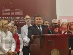 Во Собранието нема двотретинско мнозинство за уставни измени, нема 80 пратеници, надвор од Собранието над 80 проценти од народот се противи на уставни измени под бугарски диктат. Уставни изме