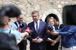 Mickoski: Nëse është i mençur, Ahmeti do të nxjerrë mësim dhe në vend që të kërcënojë, do të bëjë reforma strukturore në parti Nëse është aq i mençur sa paraqitet, Ahmeti duhet të marrë mësim dhe në vend që të kërcënojë, do të bëjë reforma strukturore, si në aspektin kadrovik në partinë e tij ashtu edhe në figura të