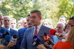 Мицкоски: Пазарно ориентирани инвестиции во енергетиката, без повластувања и мито како во минатото Ние преговараме за исклучиво пазарно ориентирани инвестици. Да, како Влада ќе го преземе институционалниот ризик да олесниме, нема како во минатото да се бара мито, нема да се ставаат вештачк