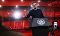 Mickoski për protestën e paralajmëruar për provimin e jurisprudencës: Mbështetet nga një parti opozitare e cila për 20 vite nuk arriti ta zgjidhë këtë çështje Pas paralajmërimit për marsh protestues nesër para Ministrisë së Drejtësisë me të cilin siç u paralajmërua, pjesëmarrësit do të shprehin pakënaqësi për moszbatimin e Ligjit për përdorimin e g