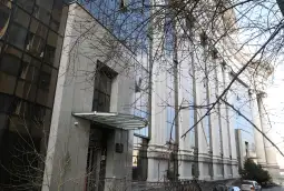 Уставен суд зграда (6) - Двајцата судии утрово беа примени од претседателката на Уставниот суд Добрила Кацарска, добија работни материјали за следната седница закажана за 9 ноември. Судиите Бозаџиева и Скендер се з