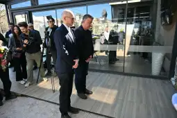 делегации пред споменикот за жртвите од бомбардирањето во штип