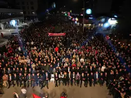 Kandidati për kryetar të Komunës së Çairit, Bujar Osmani, në tubimin e madh të mbajtur sonte në Çair, drejtoi një mesazh të fuqishëm për qytetarët, duke theksuar se pas dy dekadash padrejtësi