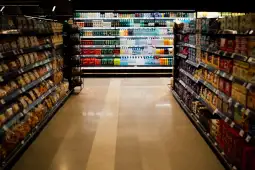 Словенечката Влада донесе одлука со која пензионерите ќе можат да пазарат само од 8 до 10 наутро, кога маркетите ќе бидат отворени само за нив, јави дописникот на МИА од Љубљана.