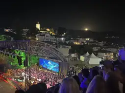 Охрид од вечерва се до 20 август ги живее своите 40 дена возбуда што ги носи фестивалот „Охридско лето“. Со гала концерт на американска пијанистка со блескава уметничка кариера, Клер Хуангчи,