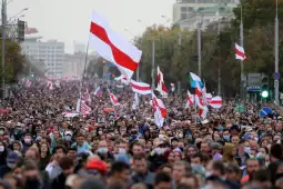Десетици илјади луѓе се собраа денеска повторно на улиците во Минск, иако власта се закани дека против демонстрантите ќе употреби огнено оружје со боева муниција.
