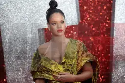 Имено, Ријана се наоѓа на 33. место, со вкупно богатство од 600 милиони долари. Ова, делумно благодарение и на нејзиниот модно-козметички бренд „Севиџ екс Фенти“. Поп-ѕвездата е и заштитно ли