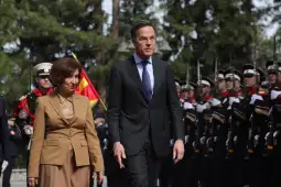 Генералниот секретар на НАТО Марк Руте кој пресотојува во официјална посета на земјава, попладнево со највисоки државни и воени почести беше пречекан во Вила Водно од неговиот домаќин, претсе