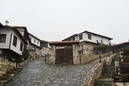 Директорот на Службата за општи и заеднички работи (СОЗР), Ивица Томовски, денеска ја потпиша одлуката за концесионер на комплексот, кој е избран на законски и транспарентен начин, по пат на 