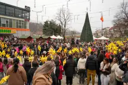 Со бадникова поворка и традиционалната бадникова манифестацијата „Коледе леде“, што се одржа на градскиот плоштад, во Крива Паланка денес беше прославен големиот христијански празник Бадник, 