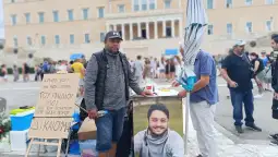 Пред грчкиот Парламент, непосредно пред споменикот на Незнајниот војник, онаму каде што стотици туристи секојдневно ја следат промената на стражата на војниците од претседателската гарда, а в