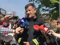  Komandanti i Brigadës kundër zjarrit të Shkupit Zvonko Tomeski deklaroi se ende nuk dihen shkaqet e zjarrit që shpërtheu mëngjesin e sotëm në Sallën Universale në Shkup. Ashtu siç tha, arsye