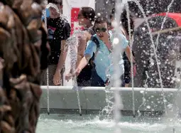 Лето топло 1 Сончево и многу топло време најавуваат за денеска синоптичарите. Ќе дува слаб до умерен ветер од североисточен правец. УВ индексот ќе биде висок - 9. Утринската температура ќе се движи од 14