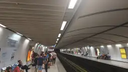 Грчката полиција разби група која со физичко насилство крадела ланчиња што луѓето ги носеле на врат, уапсено е 21 лице и расчистени се 129 случаи на кражби во Атина, меѓу кои, според медиумит