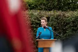 Кабинетот на данската премиерка Мете Фредериксен денеска соопшти дека ѝ бил исчашен вратот во вчерашниот напад од маж во центарот на Копенхаген.