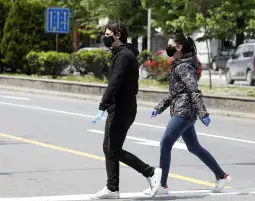 заштитни маски коронавирус граѓани почитуваат мерки во Скопје Во земјава се активни шестотини и шест случаи на лица заболени од корона вирус. Досега беа регистрирани 1.494 заболени од Ковид-19. Починаа 81 лице, а излекувани се 807 лица.Во земјава досега