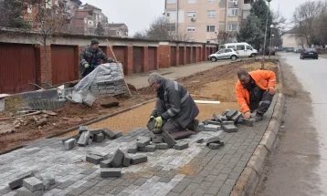 Почна реконструкцијата на дотраен тротоар во штипската населба „Осми Ноември“